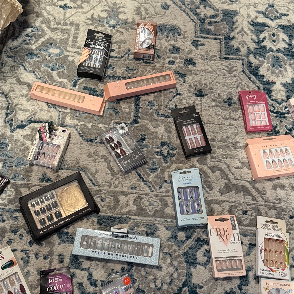 Assorted False Nail Sets - Picture 2 of 3